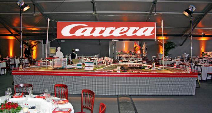 mehrspurige Carrerabahn mieten | 4spurige Rennstrecke | großes Carrera-Banner