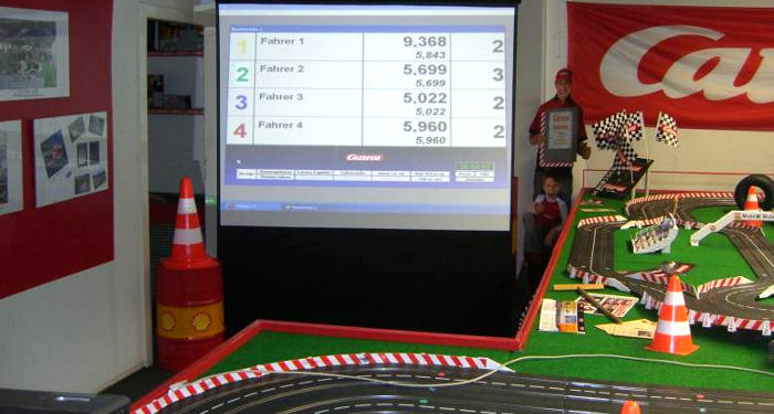 mehrspurige Carrerabahn mieten | Rennergebnisse, High Score auf Beamer