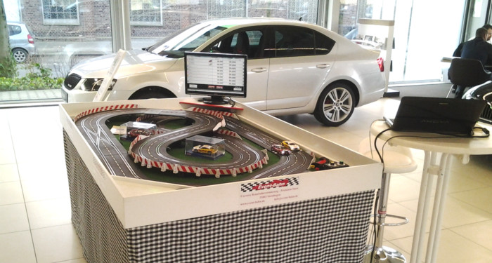 Autohaus: 2spurige digitale Carrerabahn