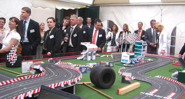 Outdoor-Veranstaltung: Carrerabahn & Besucher im Zelt