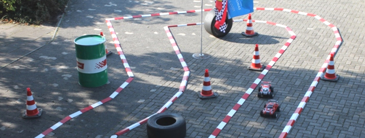 Ferngesteuerte Autos mieten | Rennstrecke, Ölfass, Flagge, Autos