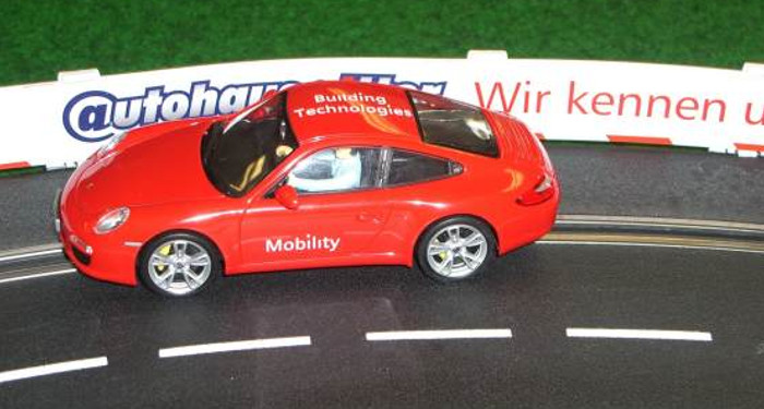 Carrerabahn Branding | Fahrzeug: Porsche mit Logo auf Dach und Tür