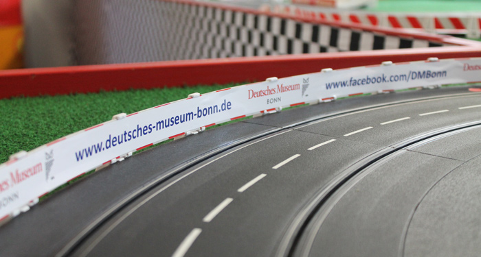Carrerabahn Branding | Leitplanken Schriftzüge