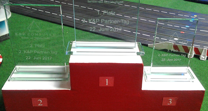 Carrerabahn Branding | Boxengasse mit Logo, Boxenstop