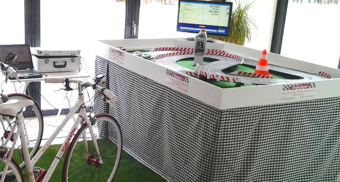 Carrerabahn mit Fahrradantrieb | Fahrrad, Strecke, Monitor
